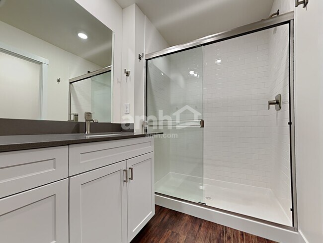 Building Photo - 1053 Woodsome Ave