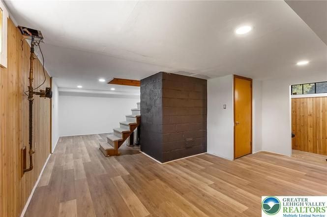 Building Photo - 657 Beverly Dr