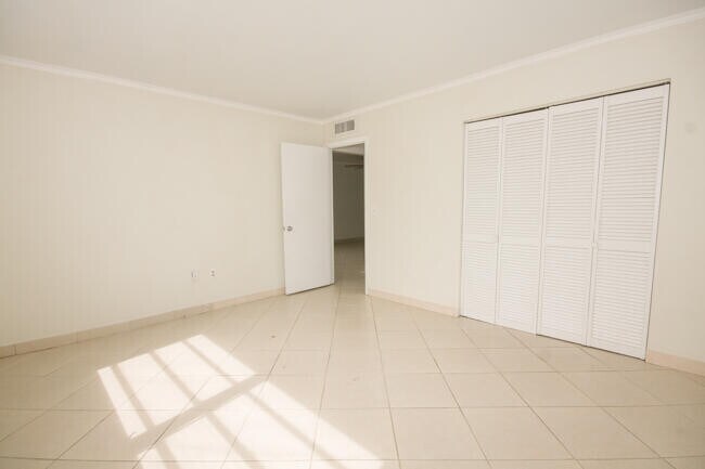 Building Photo - 301 Croton Ave