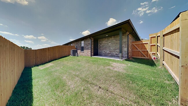 Building Photo - 2 Bedroom 2 Bathroom 2 Car Garage Duplex C...