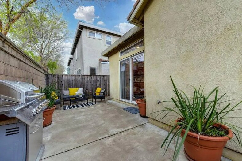 Building Photo - 205 Dragonfly Cir