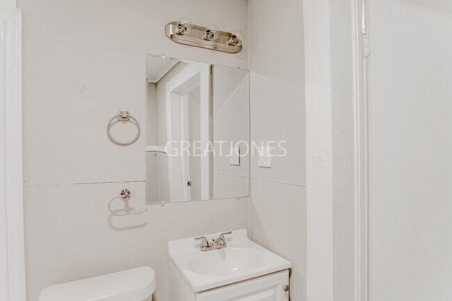 Building Photo - 1703 Pine St