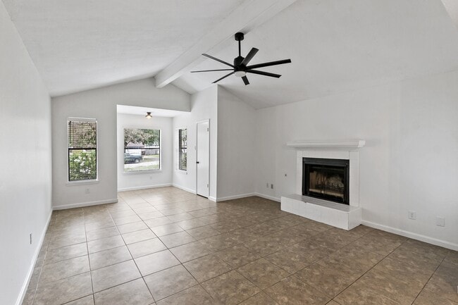 Building Photo - 2208 Lobo Dr