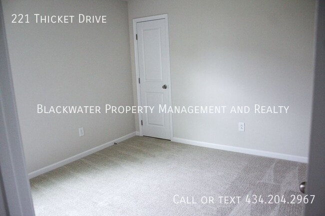 Building Photo - 221 Thicket Dr