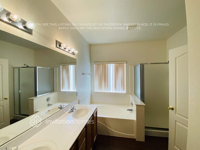 Building Photo - 2103 E La Costa Dr