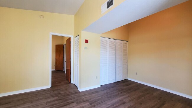Building Photo - FOR RENT 1 bed 1 bath upper floor with bal...