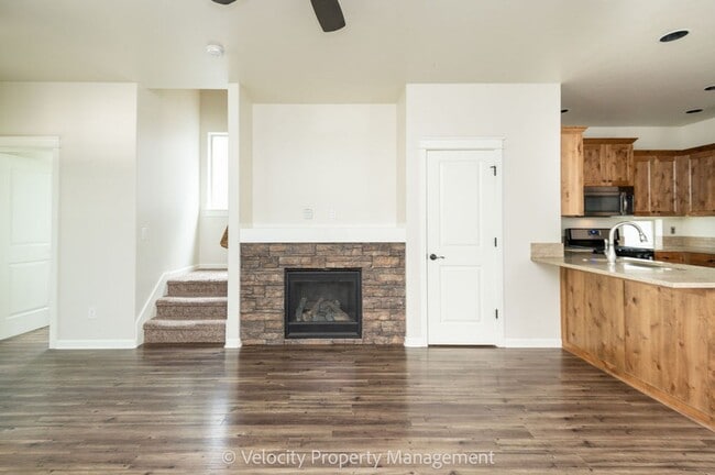 Building Photo - Lovely 3 bedroom, 2.5 bathroom home plus a...