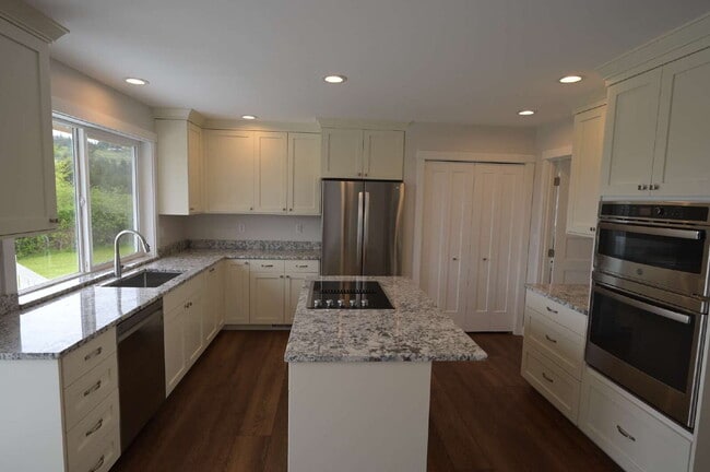 Building Photo - Newly renovated 3 bed 2 bath in a country ...