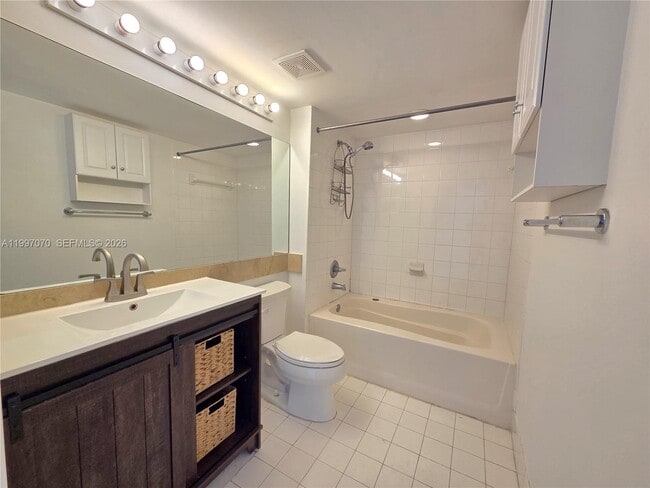 Building Photo - 1155 Brickell Bay Dr