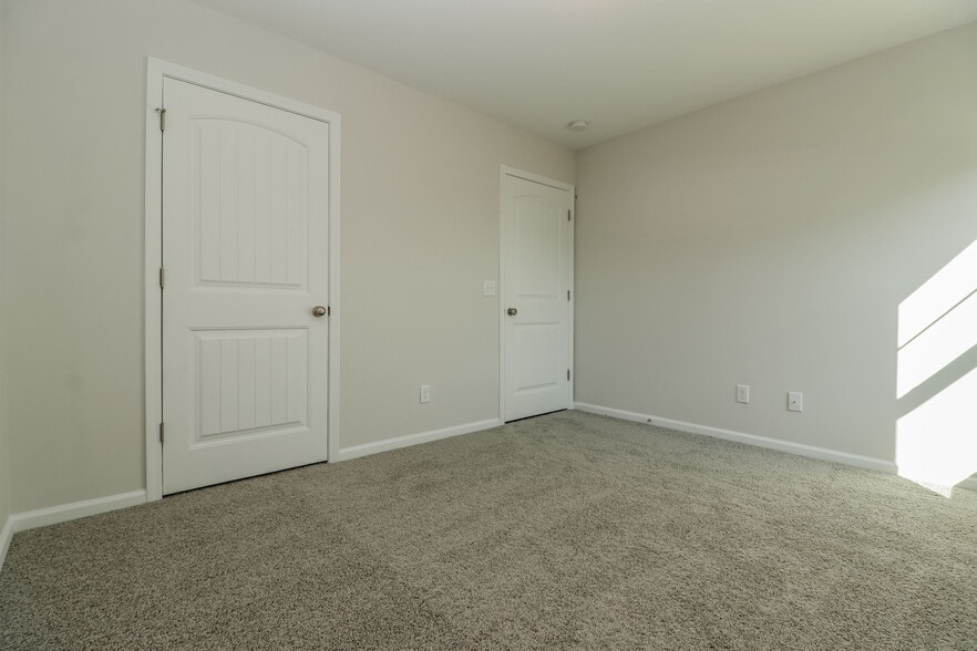 Building Photo - 1127 Autumns Wood Cir E