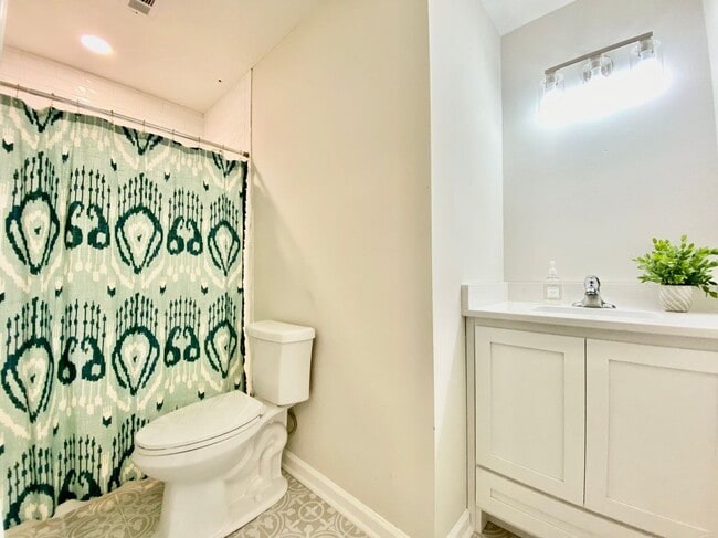 Building Photo - 533 Grant Ave