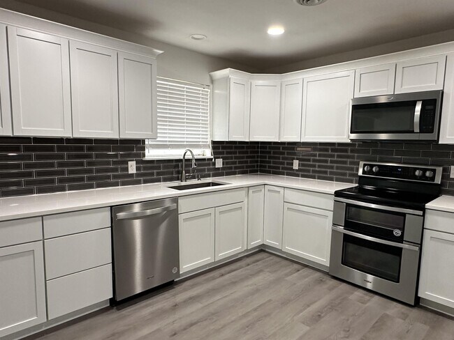 Building Photo - 3633 Buffalo Dr