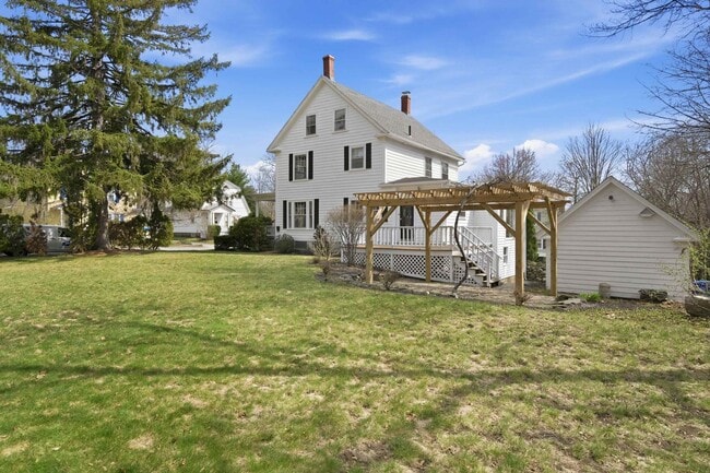 Building Photo - 198 Linden St