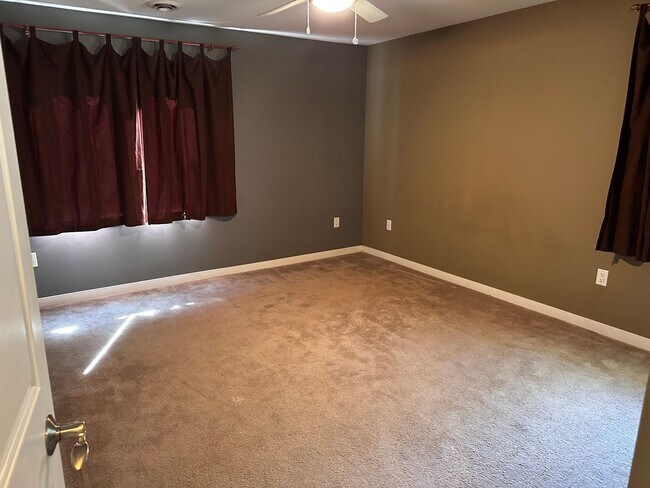 Building Photo - Spacious 2 bed 1 bathroom Condominium
