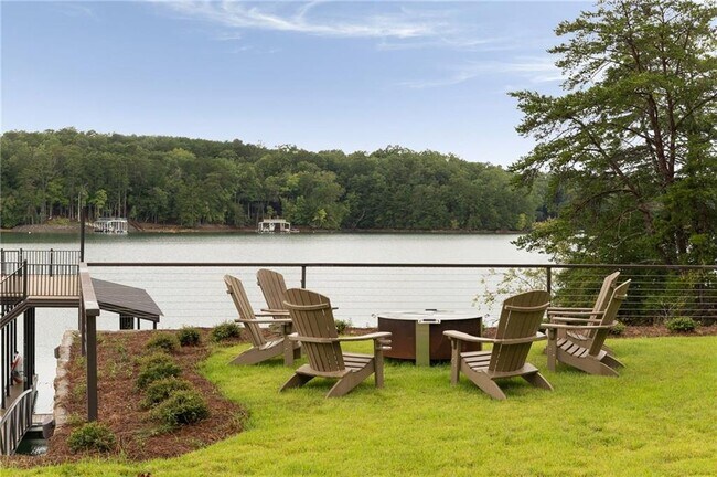 Building Photo - 725 Rocky Point Dr