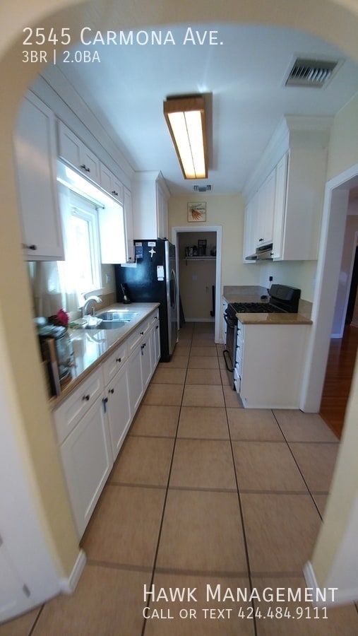 Building Photo - 2545 Carmona Ave