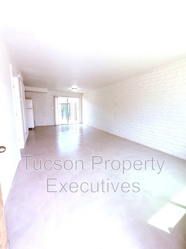 Building Photo - 319 E Blacklidge Dr