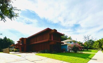 Building Photo - Mid-Century Modern 2BD 2BA Duplex with Two Bonus Rooms Near Uptown District!!!!