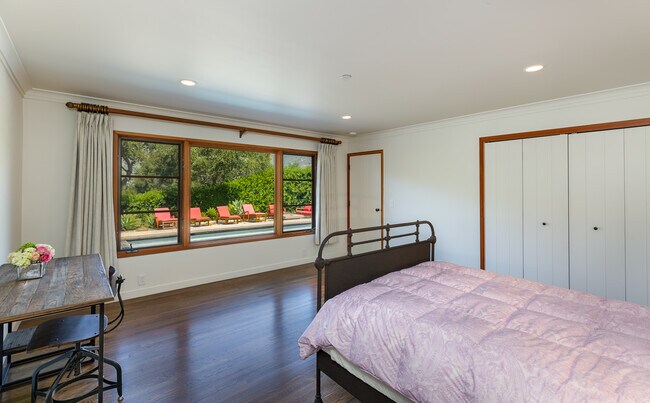 Building Photo - 622 Cowles Rd