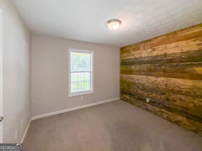 Building Photo - 2025 Old Concord Dr SE