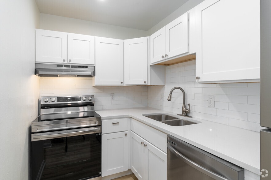1BR, 1BA - 750SF - Kitchen - The Veranda Apartment Homes