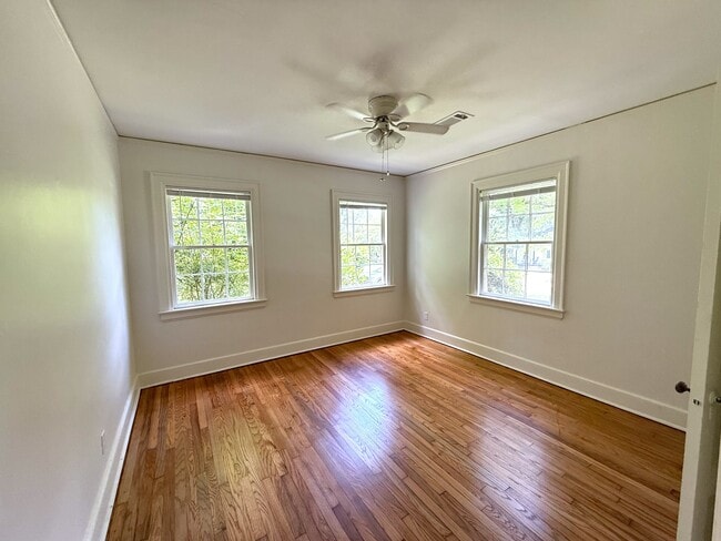 Building Photo - 807 E Edgemont Ave
