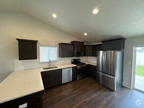 Building Photo - Move in special!