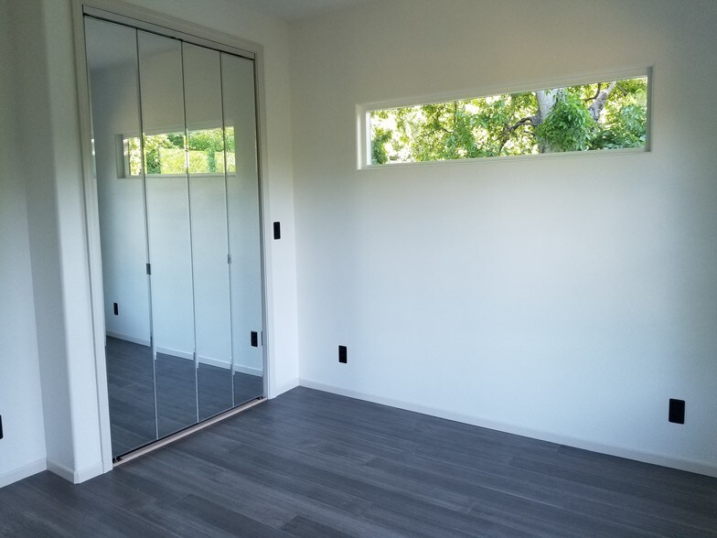 Upper Unit BR2 - 1008 E 49th St