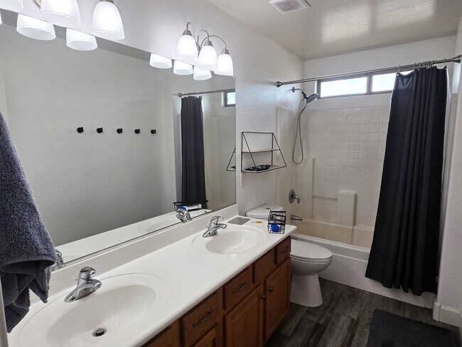 Building Photo - 2 story 3-bed, 2-bath home in San Tan Valley!
