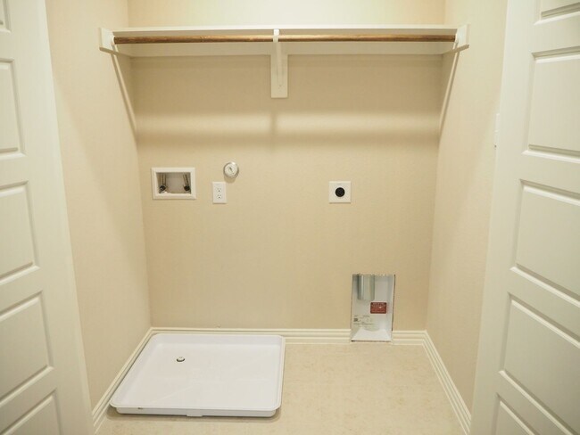 Building Photo - Like NEW 3 Bed - 3 Bath Townhome in Denton