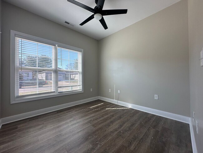 Building Photo - Great home in a well established neighborhood.