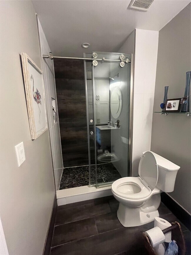 Building Photo - 2113 NE 44th St