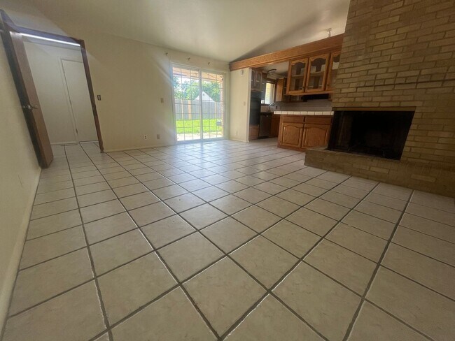 Building Photo - Light, bright, & Move- In ready with ultimate flexibility!