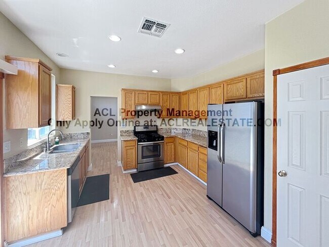 Building Photo - Spacious, 4 bed/ 3 bath Pittburg Home For ...