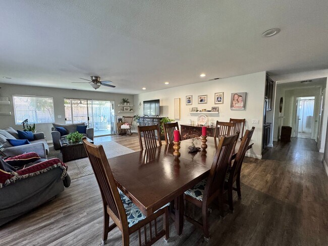Building Photo - Beautifully Updated 4 Bedroom, 3 Bath Sing...