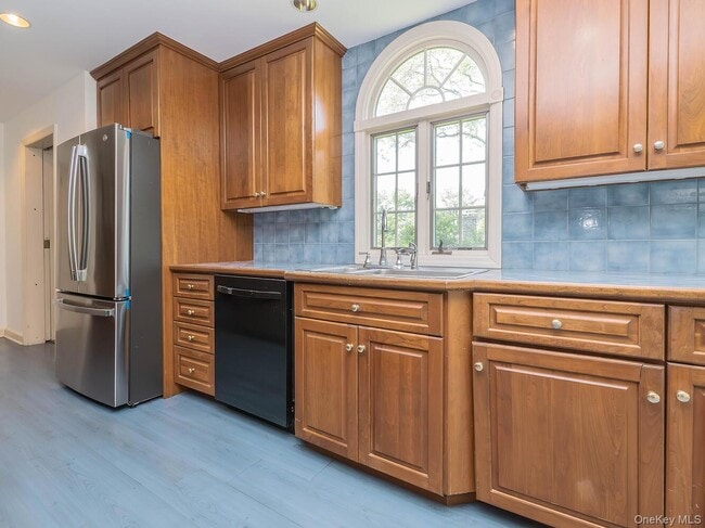 Building Photo - 221 Manhasset Ave