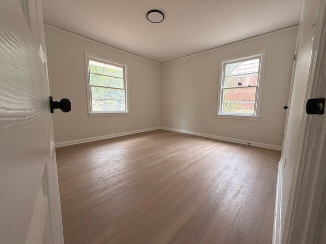 Building Photo - 3 BEDROOM 2 BATHS