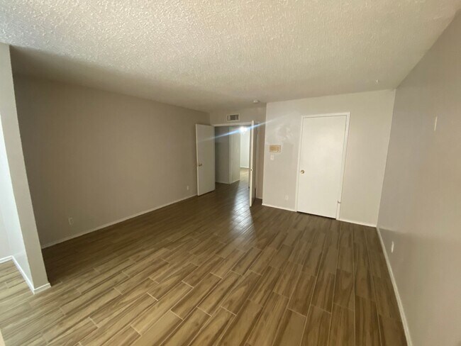 Building Photo - Charming 3 bedroom, 2 bath with Pool