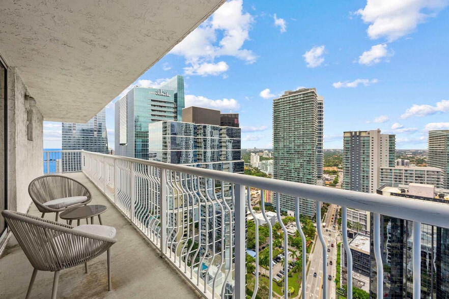 Building Photo - 1 SE 12th St