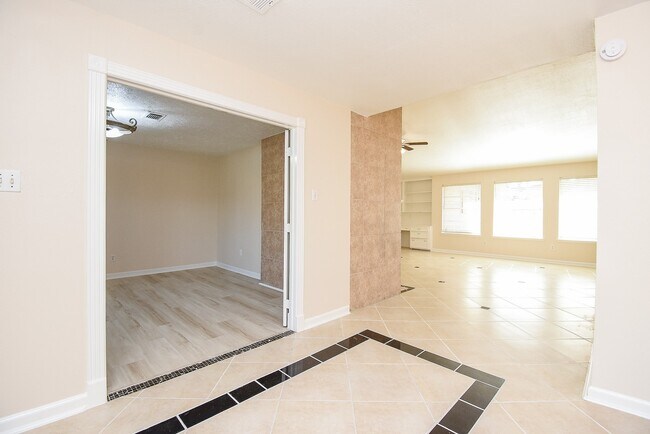 Building Photo - 2835 Pepperwood Dr