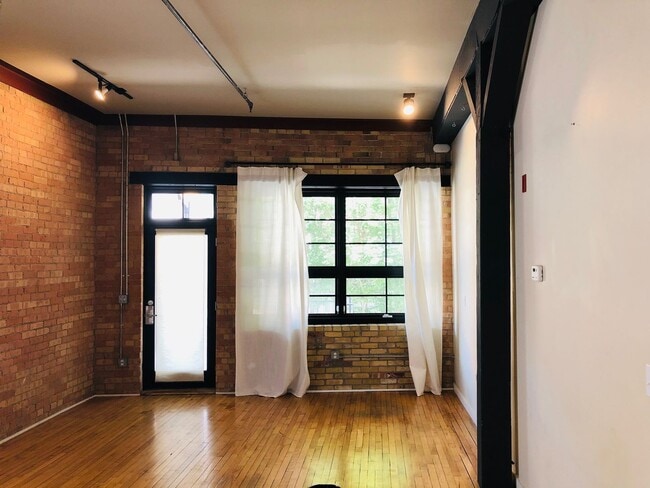 Building Photo - BEAUTIFUL 2 BEDROOM 2 BATH DOWNTOWN SLC HO...