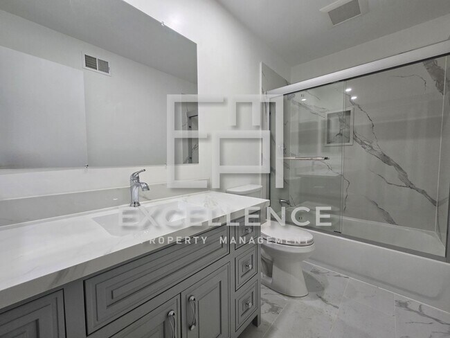 Building Photo - Spacious Fully Renovated 4/2 House with Over 2000SF and LVT Throughout