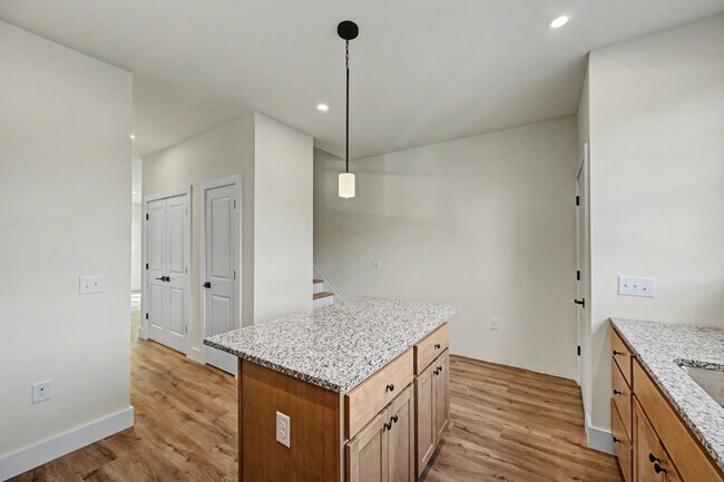 Building Photo - 212 Hull Ave