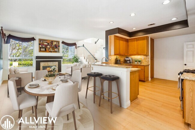 Building Photo - Gorgeous 2 Bed, 2.5 Bath End-Unit Home Available NOW in Aliso Viejo!