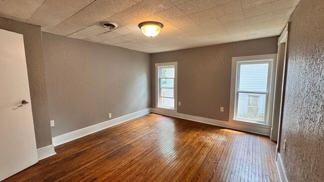 Building Photo - 807 W 13th St