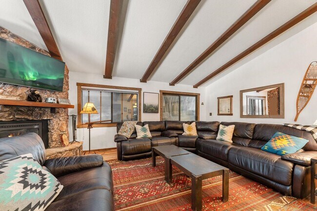 Building Photo - SKI LEASE: Ranch Home with Garage & Gas Fireplace!