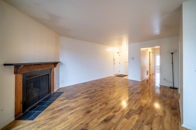 Building Photo - 7020 Barrington Ct