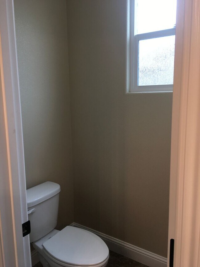 Building Photo - Beautiful Shasta Lake home with Landscapin...