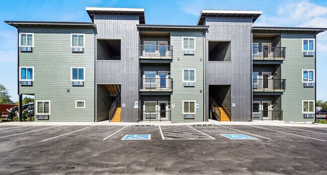 Building Photo - 630 NW Kingwood Ave