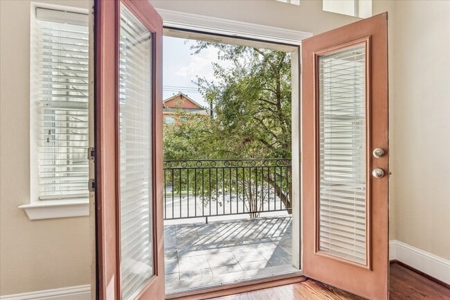 Building Photo - 1033 W 23rd St